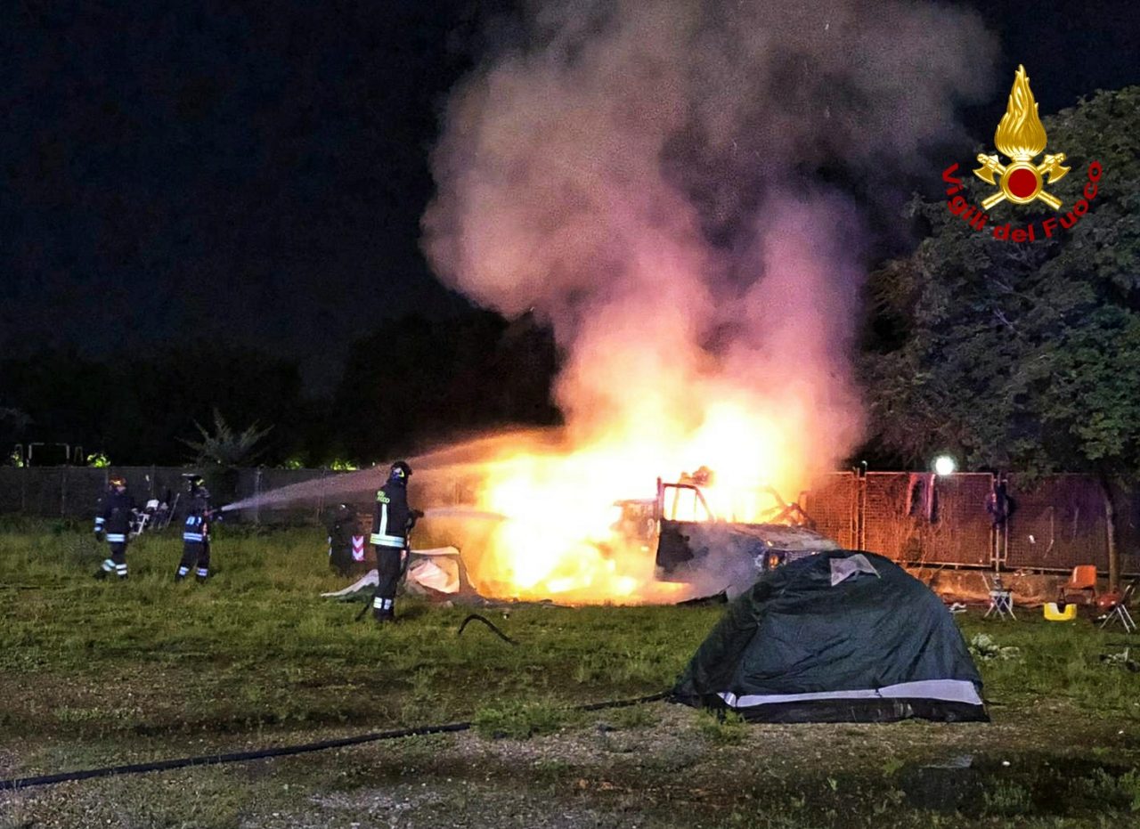 Camper a fuoco nella notte | FOTO