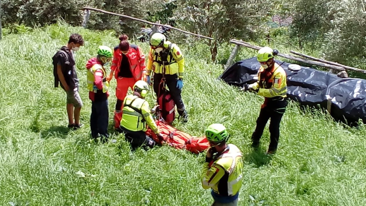 Ciclista cade in zona impervia, portato in salvo con l’elisoccorso | FOTO