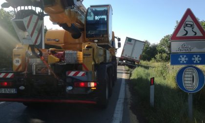 Camion fuori strada sulla SP460 a Salassa | FOTO