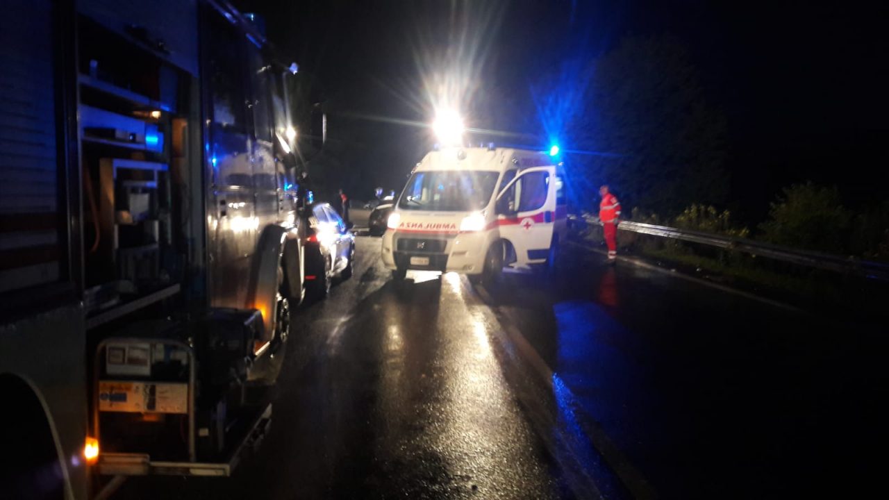Incidente sulla SP460, scontro frontale, tre auto coinvolte