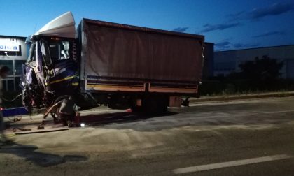 Schianto sulla provinciale a Strambino, grave un automobilista | FOTO