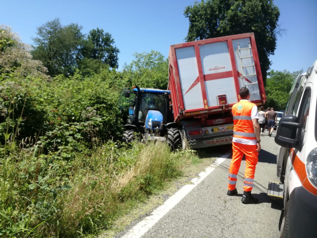 Trattore esce di strada, un ferito
