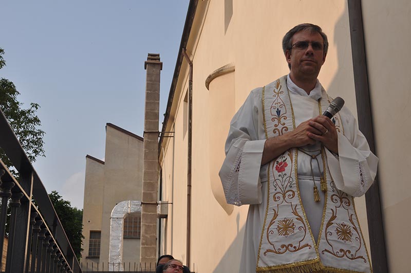 Messa domenicale nel cortile dell’oratorio: la decisione del parroco di Fiano