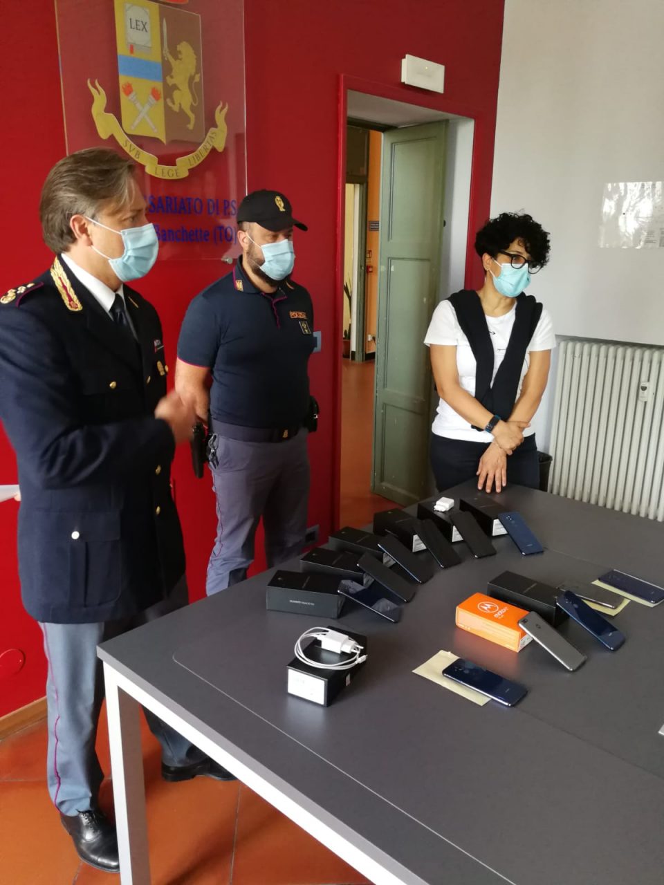Telefoni rubati all’Asl To4, ritrovati e restituiti | FOTO e VIDEO