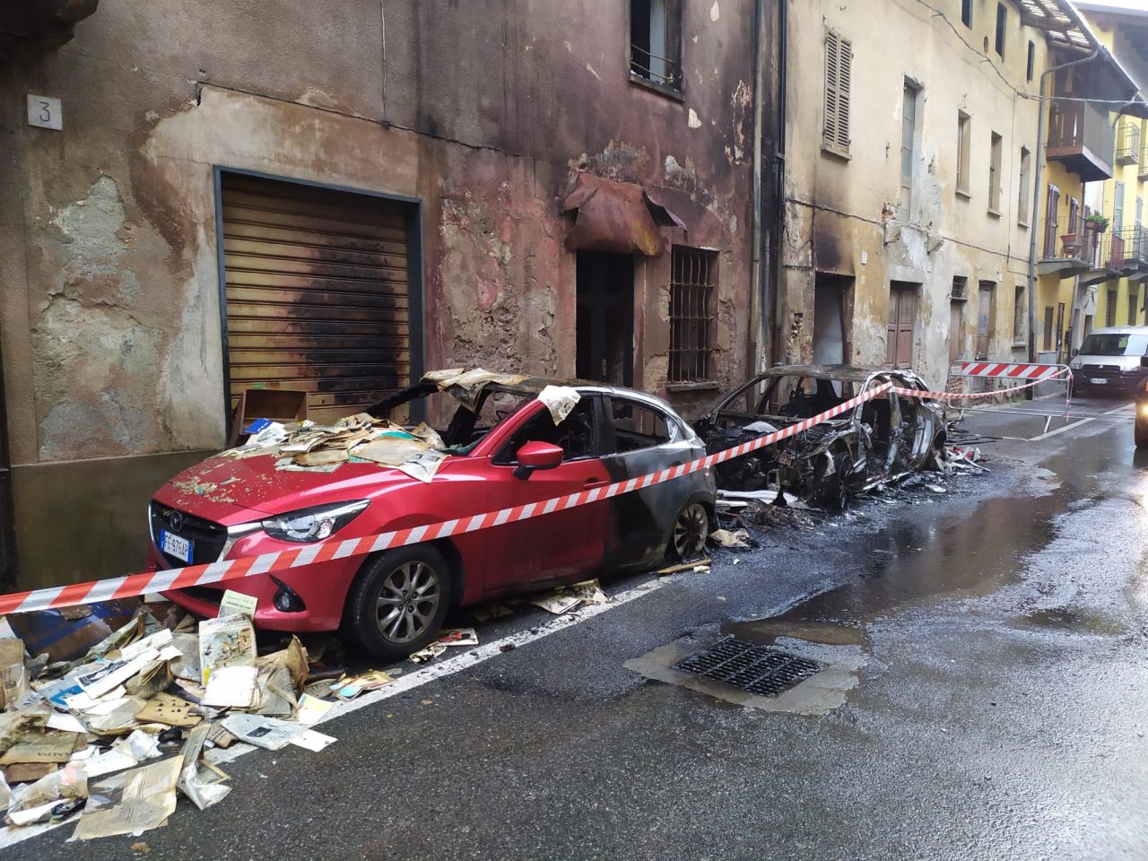 Auto in fiamme: mistero all’alba