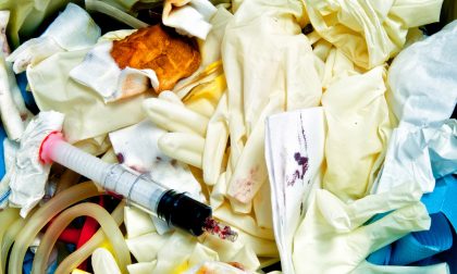 Veterinario getta rifiuti dell'ambulatorio nei cassonetti in strada, denunciato
