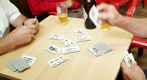 Al bar giocano a carte senza mascherina, locale chiuso