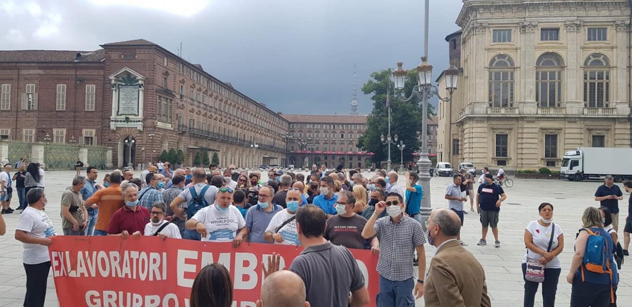 Presidio dei lavoratori ex Embraco davanti alla Regione, Cirio: “Scenderò in piazza con loro” | VIDEO