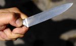 Minaccia moglie e figli con un coltello violando anche il divieto di avvicinamento