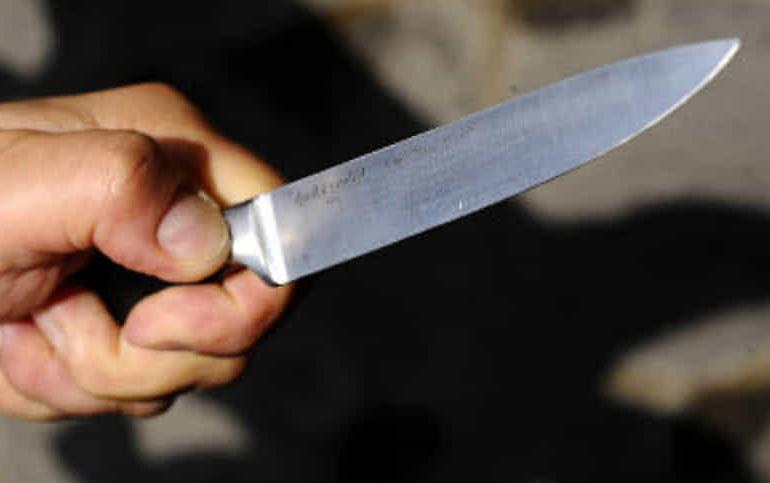Minaccia moglie e figli con un coltello violando anche il divieto di avvicinamento
