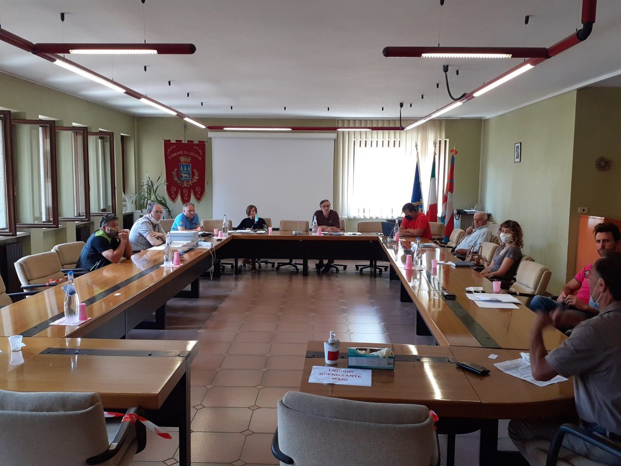 Polemica delle damigiane in consiglio comunale a Locana.