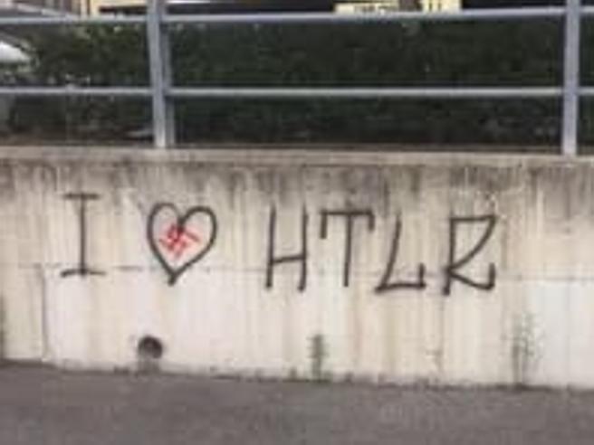 “I love Hitler” sul muro di via Dora Baltea
