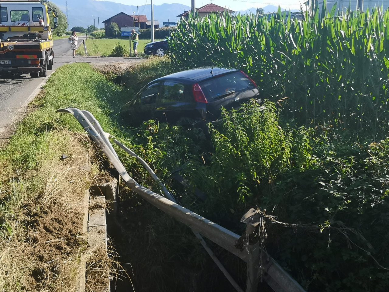 Esce di strada con l’auto, 50enne portato in ospedale