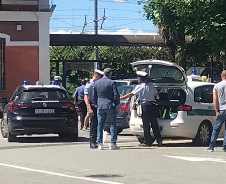 Armati di mazza da baseball tentano di picchiare un uomo, denunciati