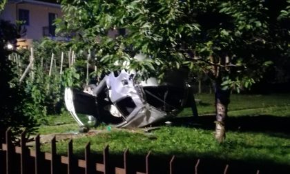 Incidente a Forno, esce di strada e si ribalta nel cortile di una villetta