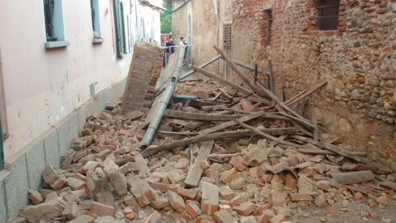 Crollo del tetto di una casa disabitata in pieno centro a Favria