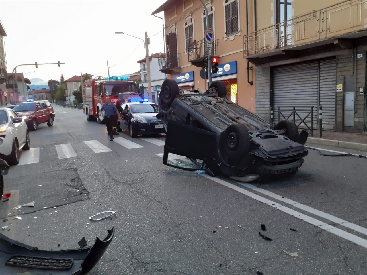 Perde il controllo dell’auto e si ribalta | FOTO