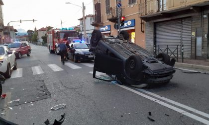 Perde il controllo dell'auto e si ribalta | FOTO