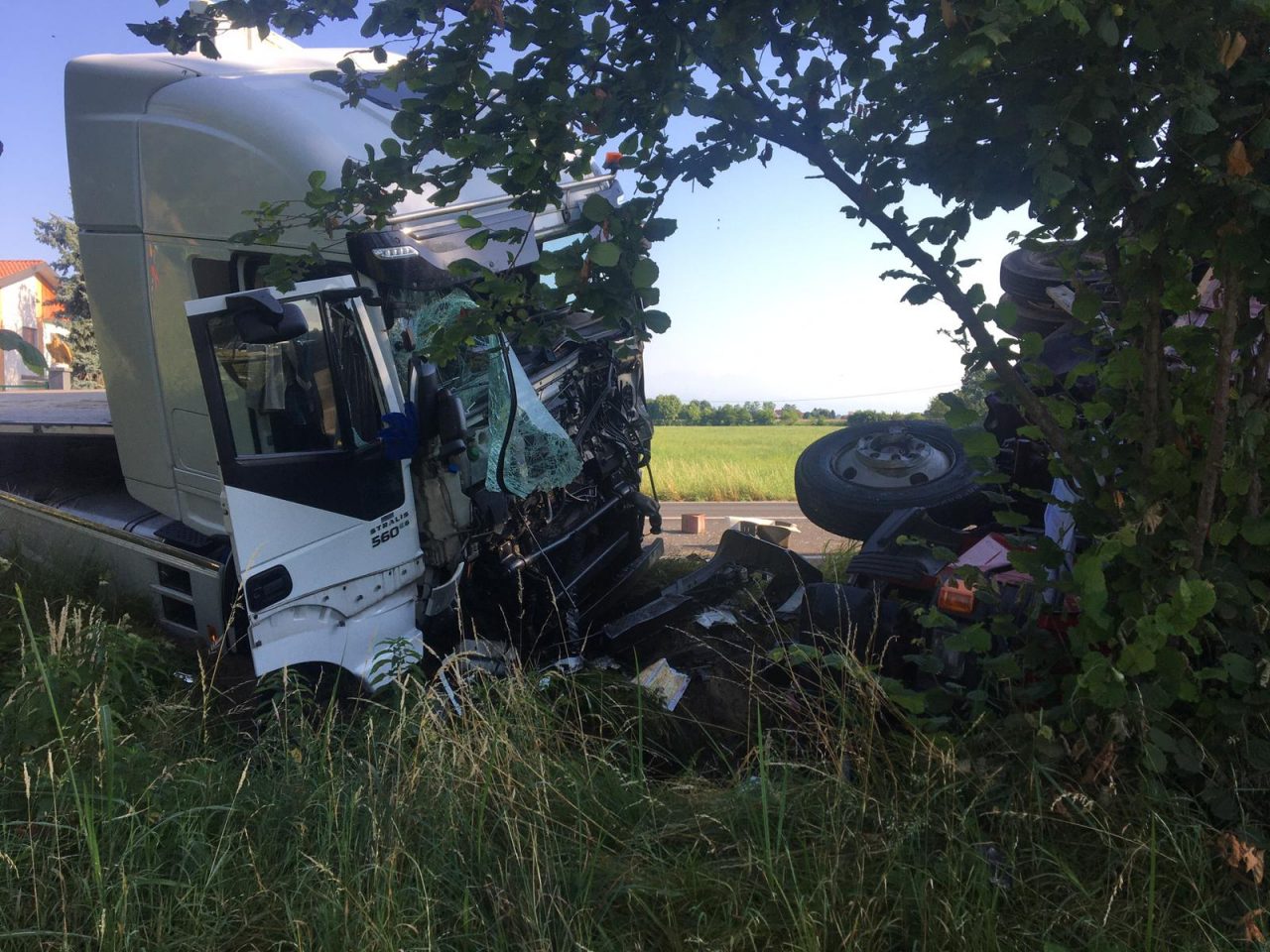 Scontro tra due automezzi, un ferito | FOTO