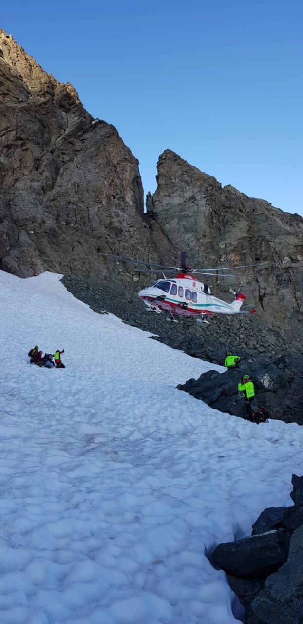 Intervento del Soccorso alpino a Usseglio: donna scivola lungo il sentiero a 3300 metri