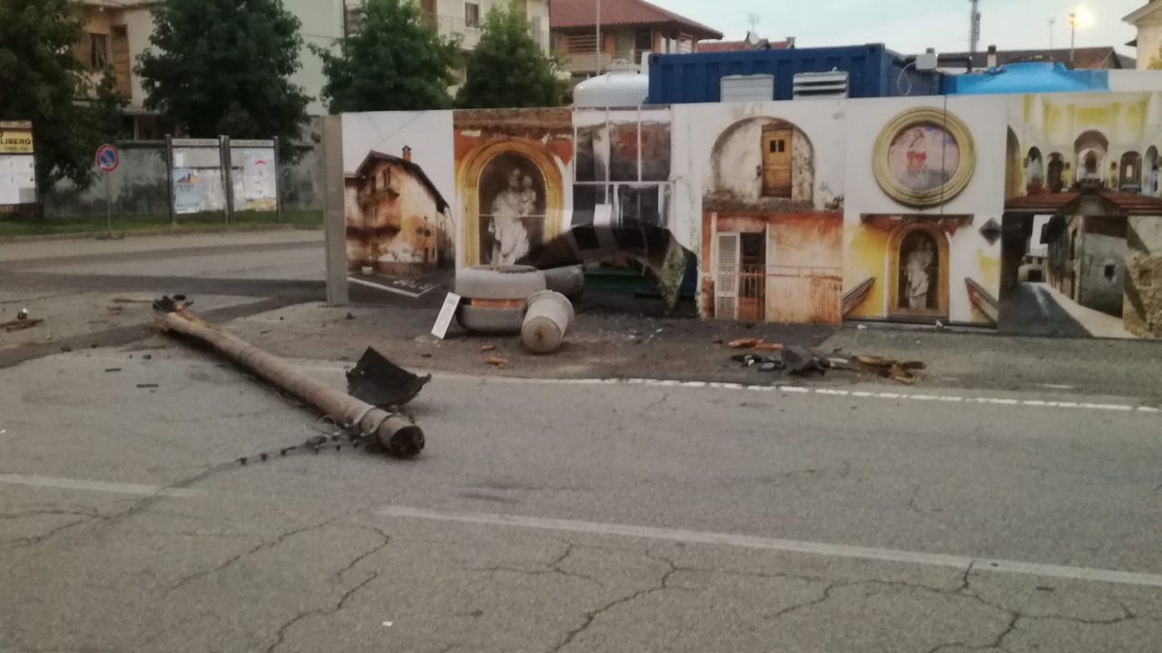 Auto abbatte palo del telefono poi fugge | FOTO