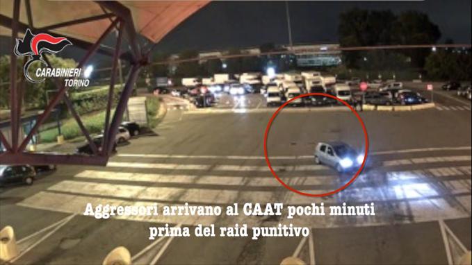 Picchiano con una mazza chiodata i dipendenti della concorrenza per avere il monopolio dell’attività | VIDEO