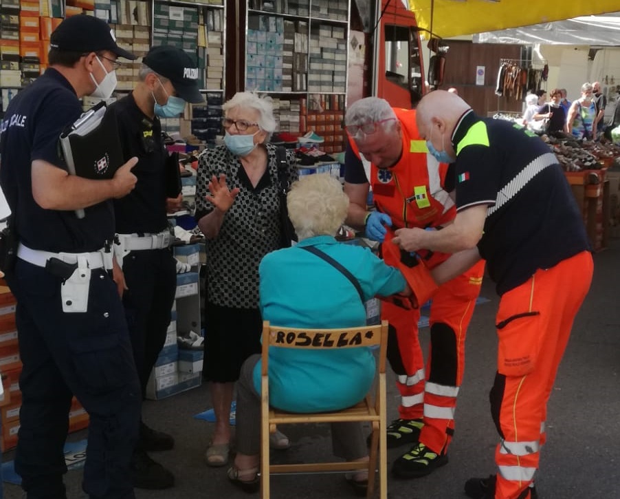 Inciampa al mercato, finisce al pronto soccorso