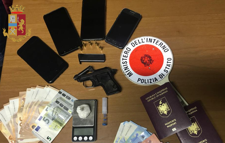 Beccati con droga e una pistola rubata nascosta in casa, due arrestati