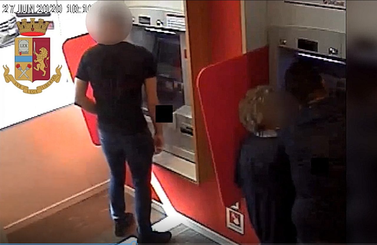 Furto al bancomat distraendo gli anziani, arrestati due francesi | VIDEO