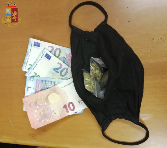 Droga nascosta nella mascherina del pusher