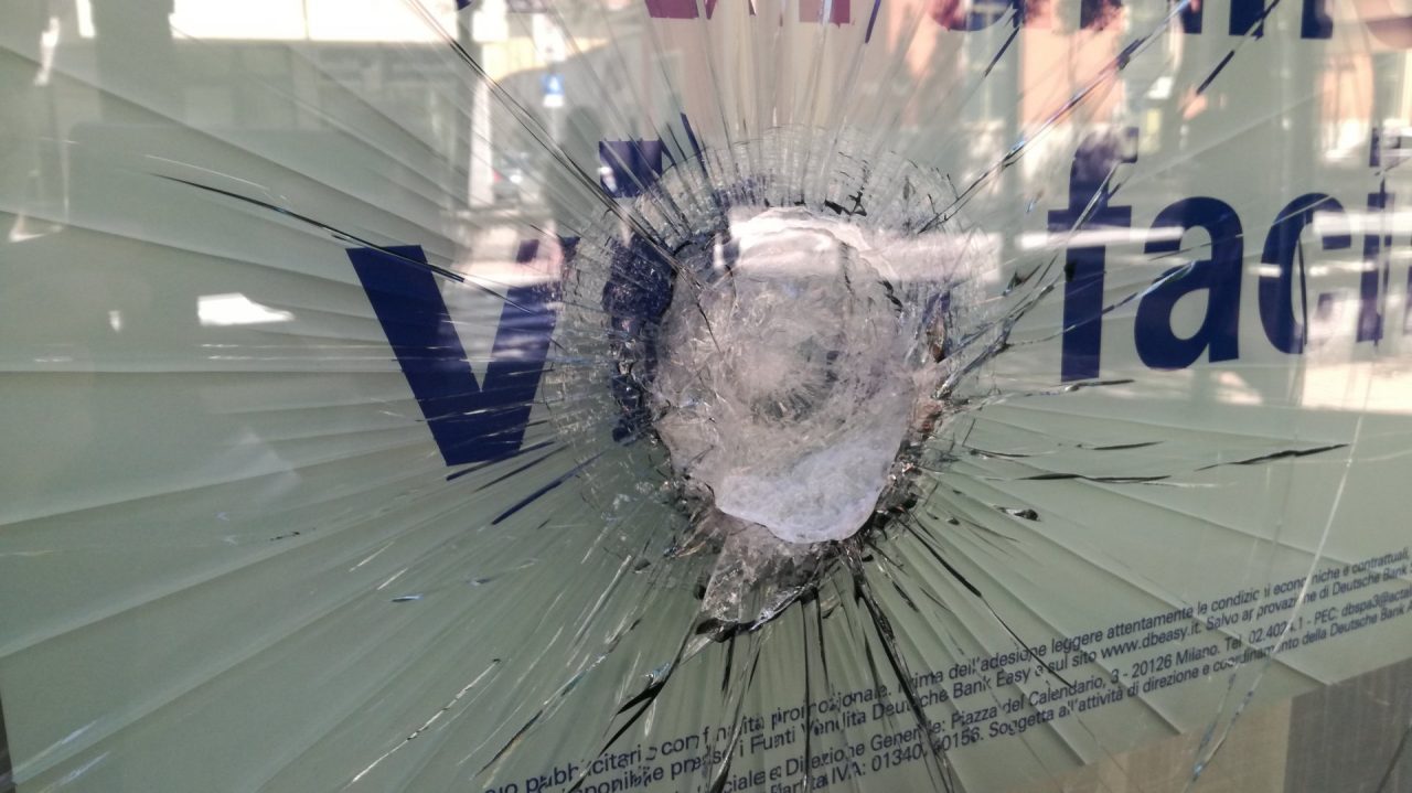 Individuato l’uomo che ha preso a mazzate le vetrate di una banca