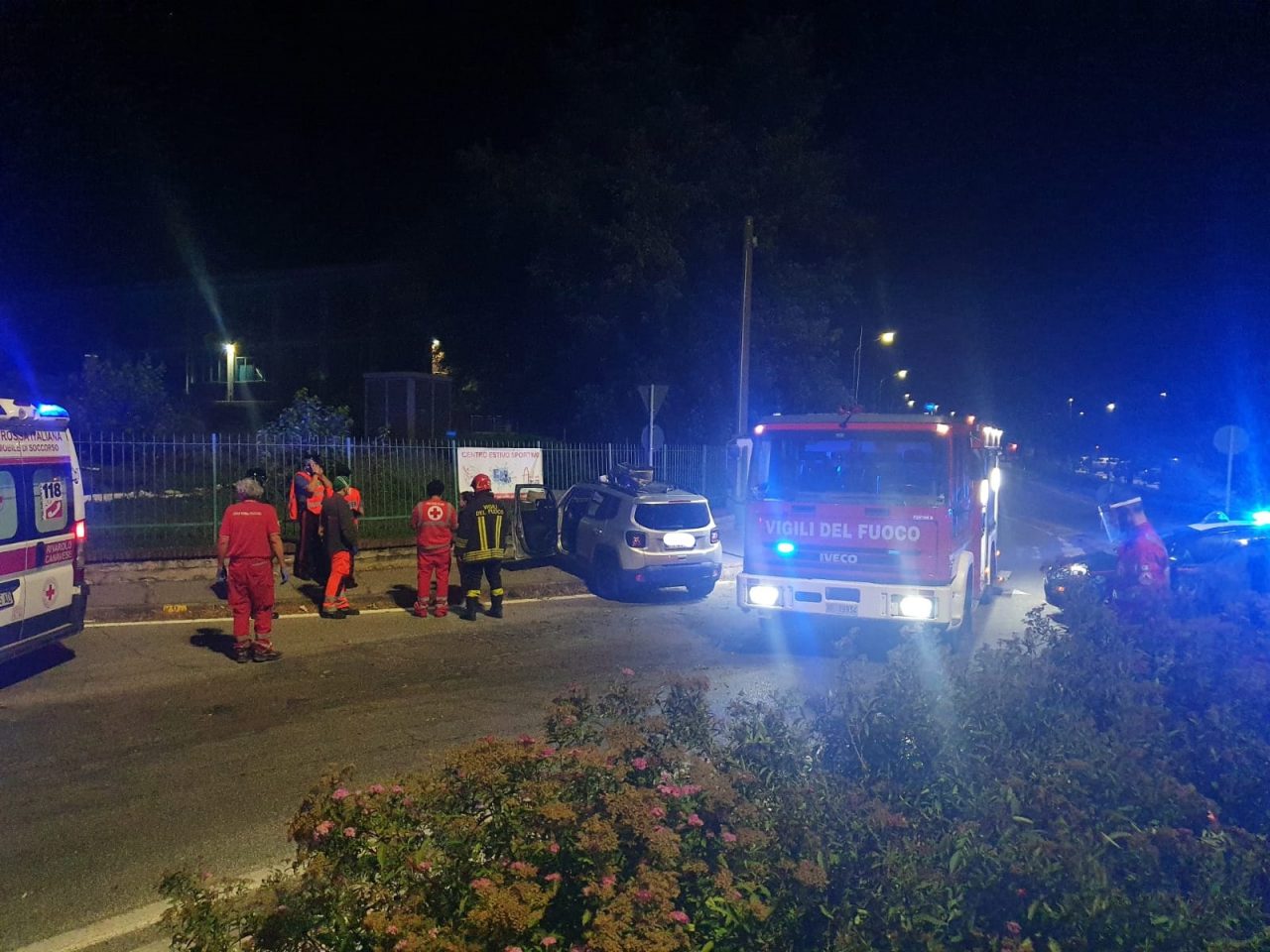 Non si ferma all'”Alt” dei Carabinieri, trentenne finisce contro la cancellata della scuola | FOTO