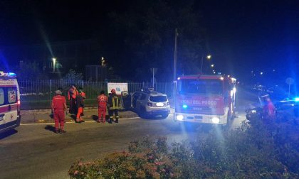 Non si ferma all'"Alt" dei Carabinieri, trentenne finisce contro la cancellata della scuola | FOTO