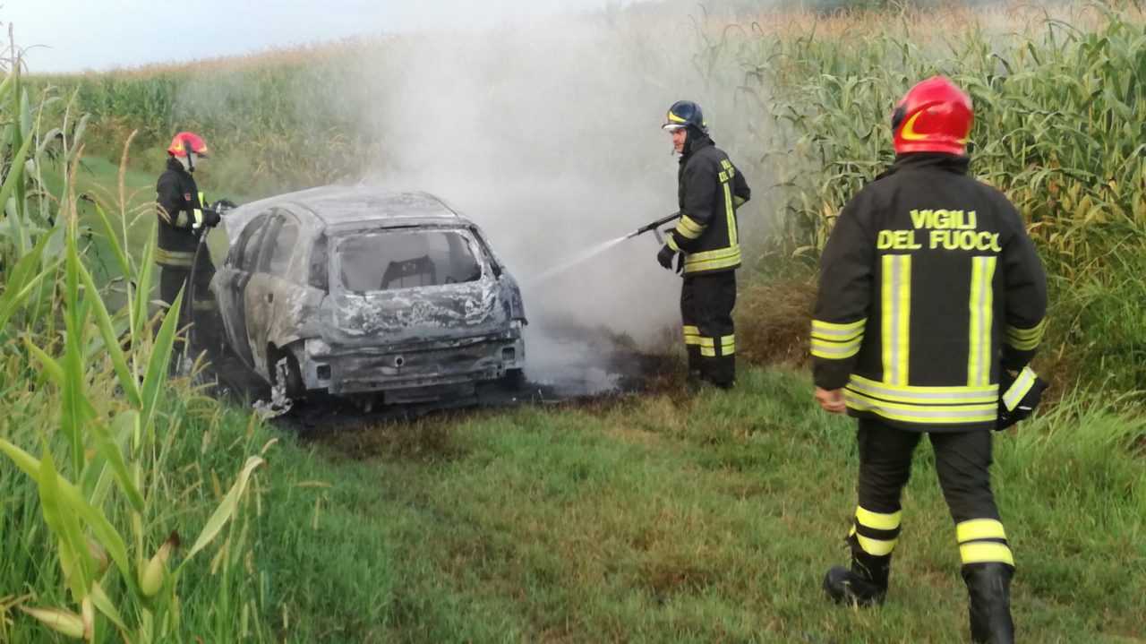 Auto a fuoco nelle campagne di Feletto
