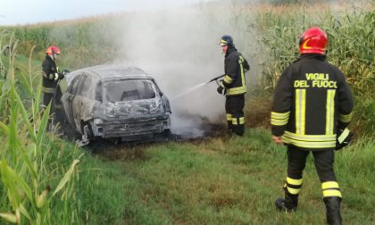 Auto a fuoco nelle campagne di Feletto | FOTO