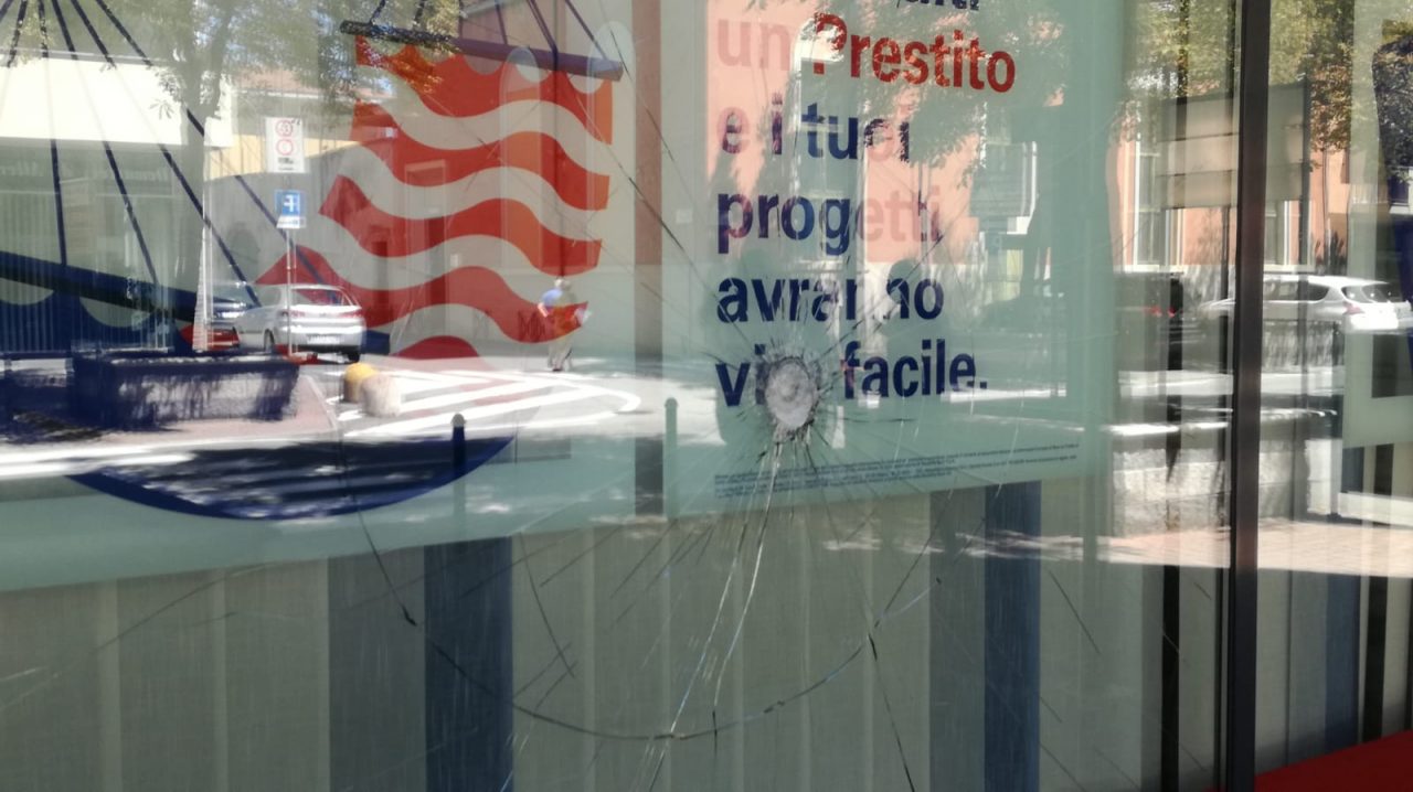Prende a martellate la vetrina della banca poi risale in macchina e fugge | FOTO