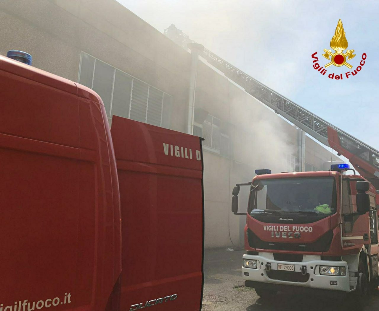 Edificio industriale a fuoco in strada del Francese