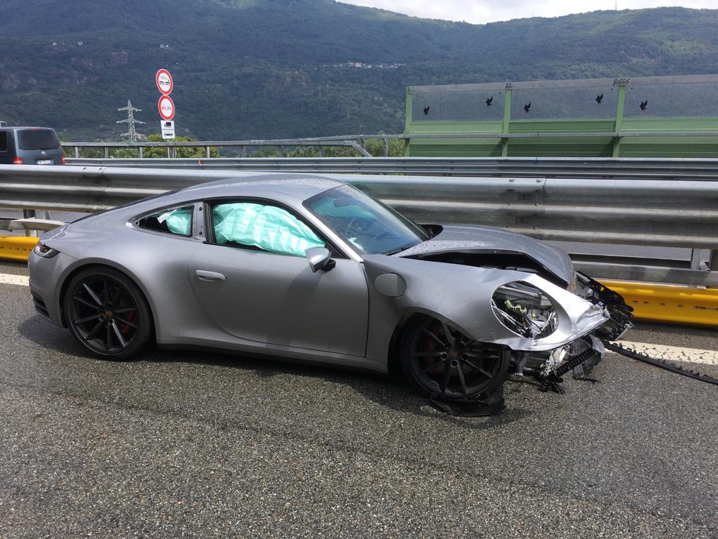 Porsche si schianta in autostrada all’altezza di Quassolo, illeso il conducente