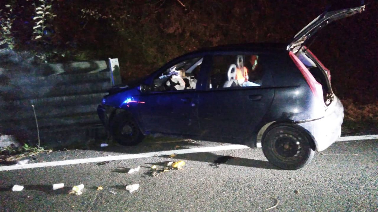 Auto impazzita finisce contro un muretto