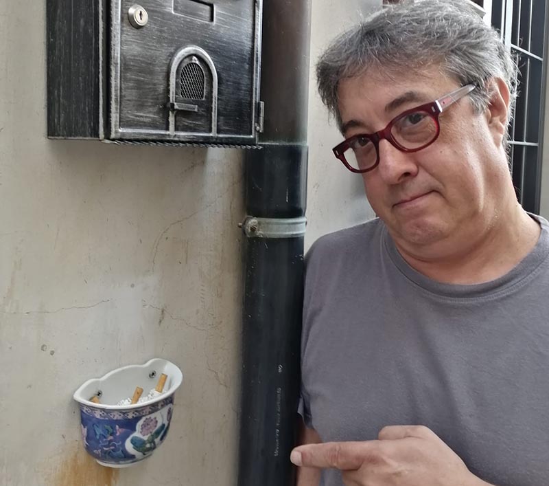 Il consigliere inaugura il posacenere… porta a porta