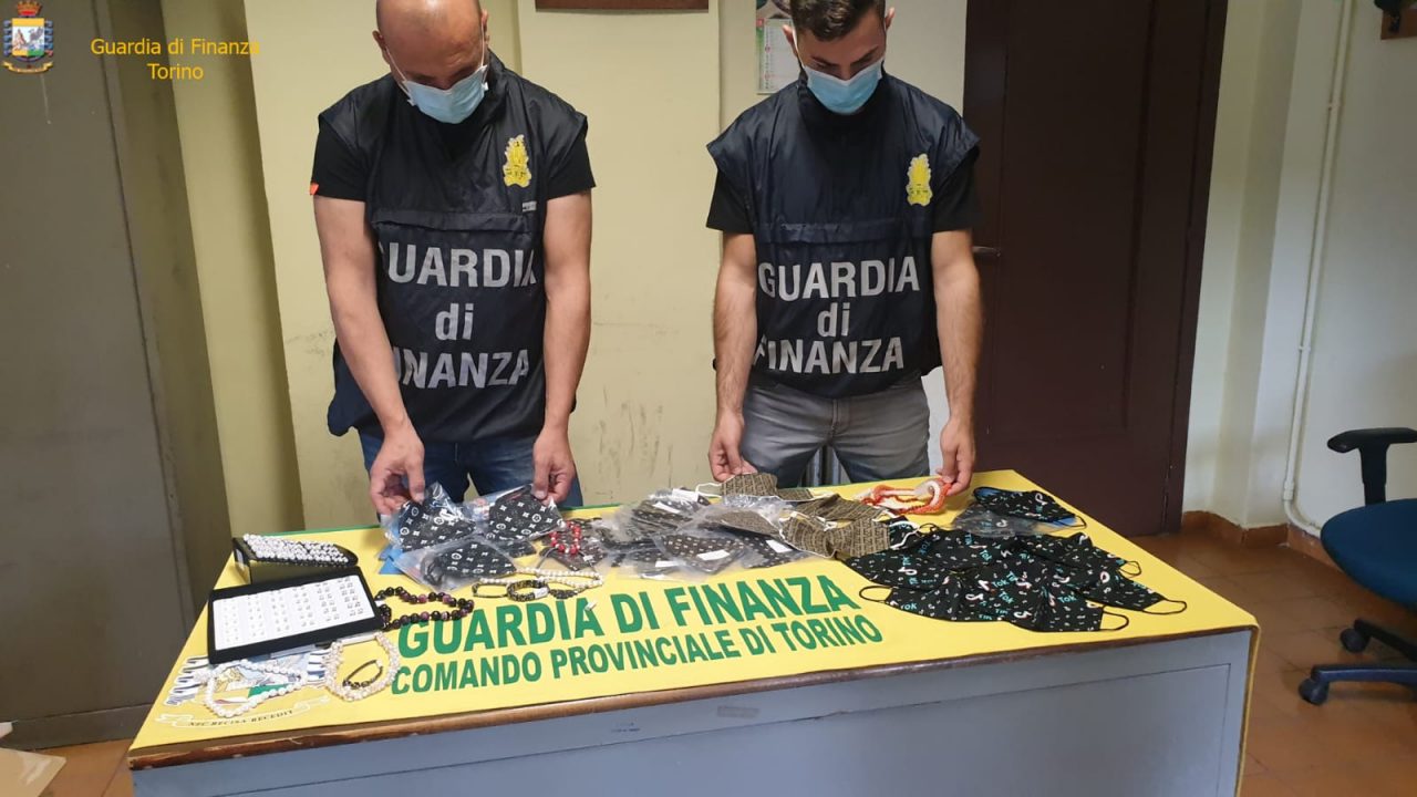 Maxi sequestro della Finanza: oltre un milione di articoli contraffatti in un negozio di Porta Palazzo