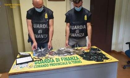 Maxi sequestro della Finanza: oltre un milione di articoli contraffatti in un negozio di Porta Palazzo