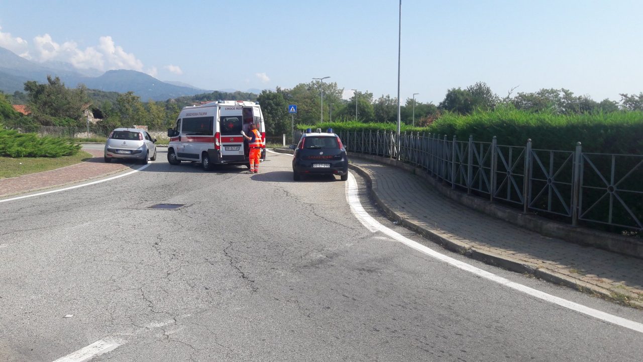Ciclista cade dalla bici alla rotonda dell’Ipercoop, portato in ospedale