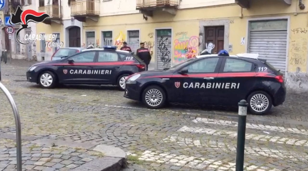 Spara un colpo in aria per allontanare i clienti dal suo pub, arrestato