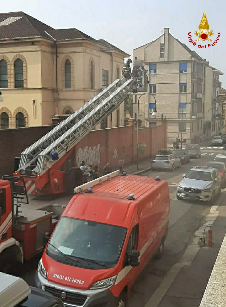 Incendio in pieno centro a Torino: Vigili del fuoco evacuano 15 persone