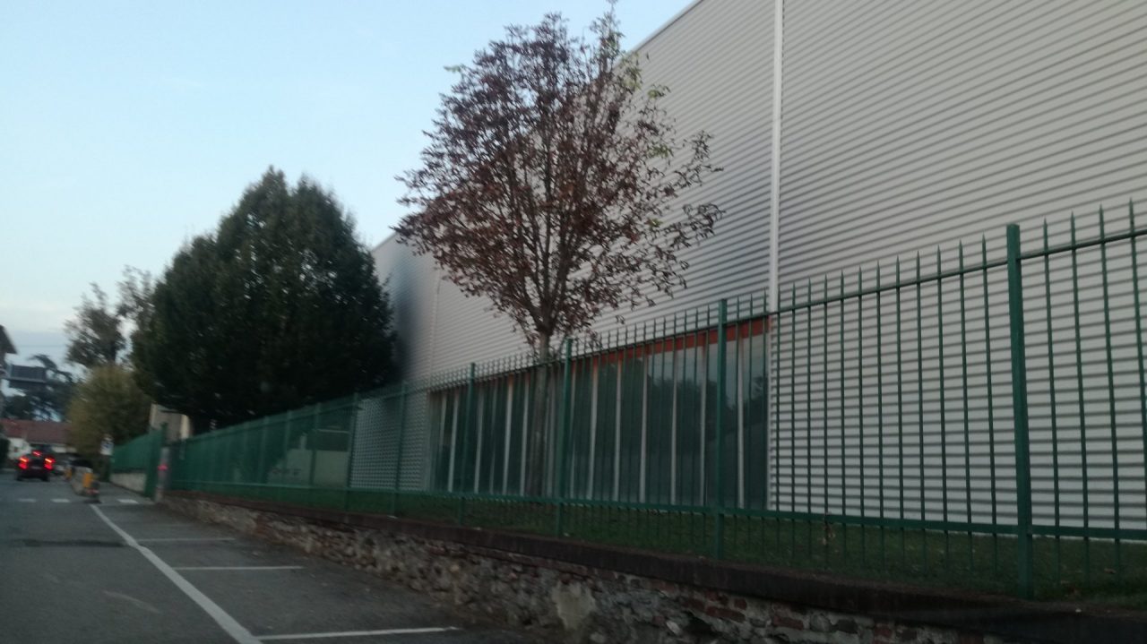 Lavori al tetto della palestra: ora basta alle infiltrazioni