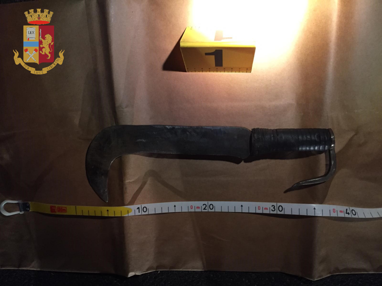 Spacciatore aggredisce sedicenne con un coltello in metro | VIDEO