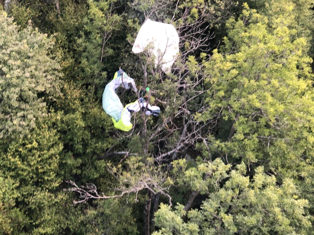 Precipita col parapendio arrivati i soccorsi