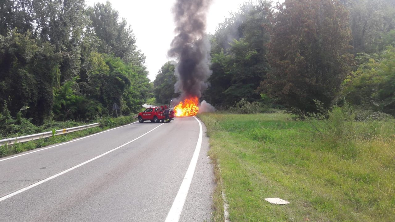 Auto in fiamme durante la marcia a Rivarolo | FOTO e VIDEO