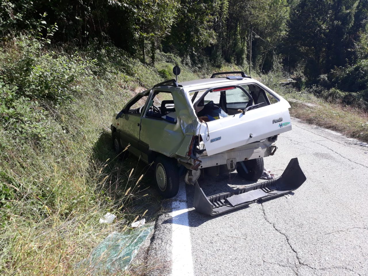 Auto fuori strada a Ribordone, feriti due anziani